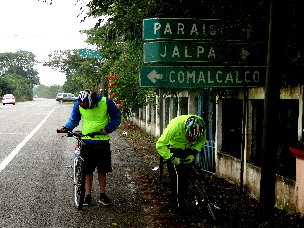 Cicloturistas pinchadura de llanta, entronque a la Cd, de Comalcalco Tabasco. 2018