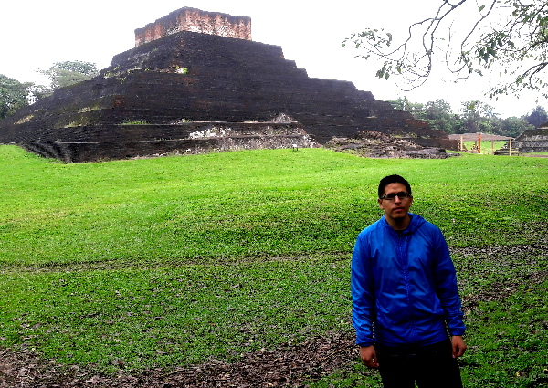 Jóven cicloturista en Comalcalco, zona arqueológica, de asentamiento maya, cicloturismo 2018
