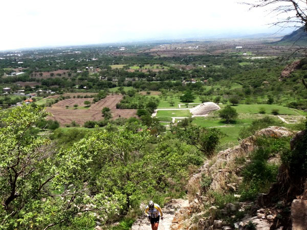 Senderismo al Cerro Chalcatzingo y vista de la pirámide semicircular. Estado de Morelos