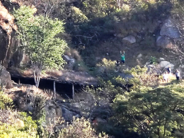 Sendero en ladera Cerro Chalcatzingo con protección de los grabados en roca, Estado de Morelos
