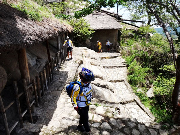 Sendero del cerro Chalcatzingo con petrograbados cubiertos para su protección del clima. Municipio Jantetelco, Estado de Morelos