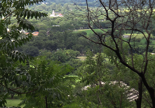 Vista del Valle de Morelos con Iglesia del Pueblo Chalcatzingo y pirámide de Zona Arqueológica de Chalcatzingo, municipio de Jantetelco Estado de Morelos. Senderismo México en fotos 