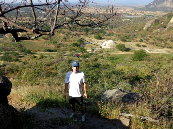 Senderista en Cerro Chalcatzingo y Pirámide de la Zona Arqueológica. Estado de Morelos México 