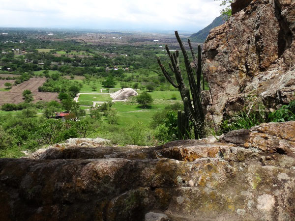 Panorámica de Zona Arqueológica de Chalcatzingo vista desde el Cerro del mismo nombre. Estado de Morelos. Senderismo México