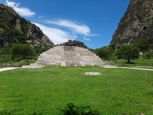 Chalcatzingo pirámide de base semicircular, situada entre dos cerros: Delgado y Chalcatzingo (Cantera). Municipio Jantetelco Estado de Morelos. Senderismo México en Fotos