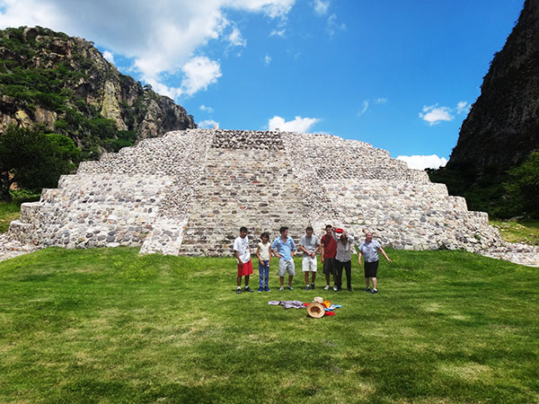 Senderistas y pirámide de Chalcatzingo Zona Arqueológica, municipio Jantetelco, Estado de Morelos, México