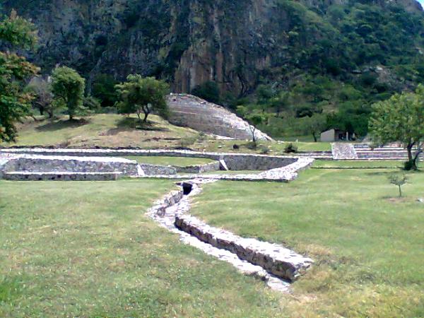 Zona Arqueol+ogica de Chalcatzingo, basamentos, juego de pelota y pirámide. Municipio Jantetelco, Estado de Morelos. Senderismo México en fotos