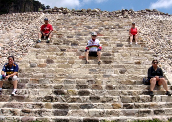 Chalcatzingo escalinata de la pirámide y senderiismo arqueológico. Municipio Jantetelco Estado de Morelos México