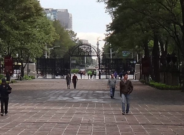 Puerta Monumental de los Leones, entrada principal al Bosque de Chapultepec 1a. sección, vista desde la Calzada Juventud Heroica, Alcaldía Miguel Hidalgo CDMX