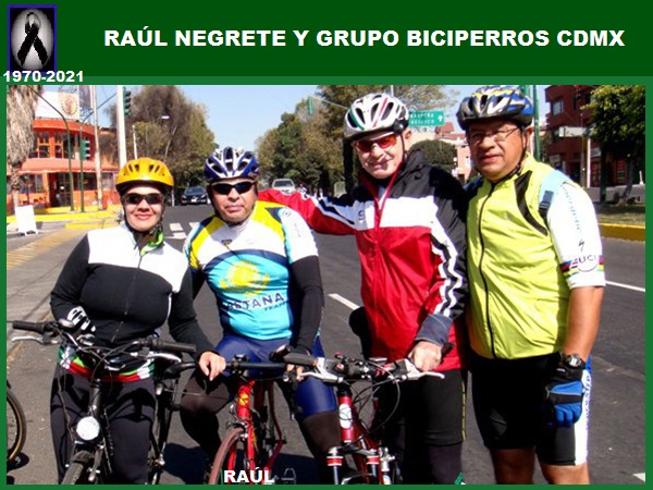 Raúl Negrete 1970-2021 con ciclistas del grupo Biciperros CDMX