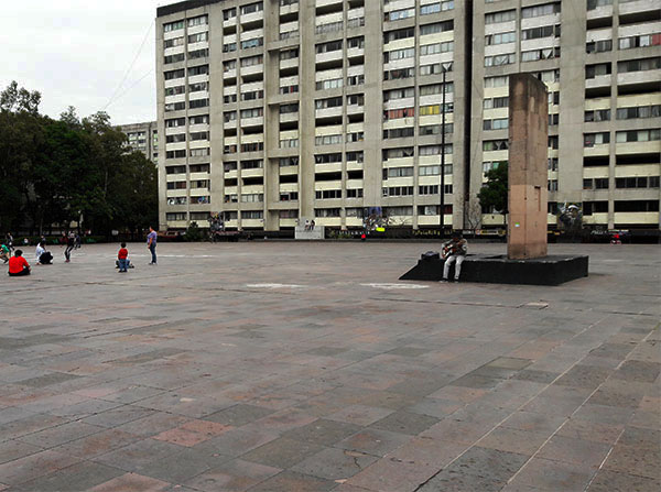Explanada Plaza de las Tres Culturas, con Estela de Tlatelolco (loza de concreto) conmemorativa a las víctimas del 2 de octubre de 1968, 