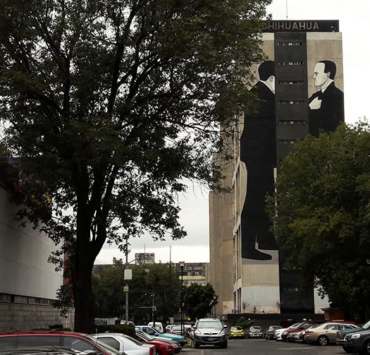 Mural en el Edificio Chihuahua llamado ''dos hombres en confronación'', por Escif artista urbano Valenciano. Tlatelolco Alcaldía Cuauhtémoc, Cd. de México. Senderismo urbano cultural