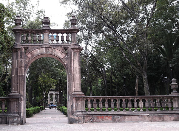 Jardín Santiago, arco de entrada cantera rosa, Tlatelolco, Alcaldía Cuauhtémoc Cd. de México, senderismo urbano cultural