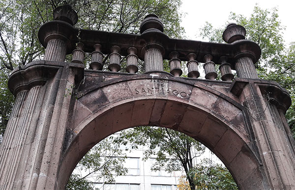 Inscripción en el Arco ''Jardín Santiago'' de Tlatelolco, Alcaldía Cuauhtémoc Cd. de México, senderismo urbano cultural