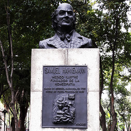 Estatua de Christian Hahhemann Fundador de la Homeopatía. Jardín de Santiago, Nonoalco Tlaltelolco, Alcaldía Cuauhtémoc Cd. de México, senderismo urbano cultural