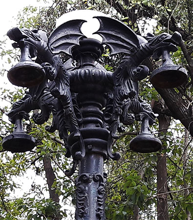 Luminaria en forma de cabeza de dragón del Jardín Santiago, Unidad Habitacional Nonoalco-Tlatelolco, Alcaldía Cuauhtémoc Cd. de México, senderismo urbano cultural