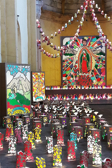 Exconvento del Carmen, centro cultural, lámparas de emplomados de diversos colores. Atlixco Pueblo Mágico Estado de Puebla, México. Senderismo urbano