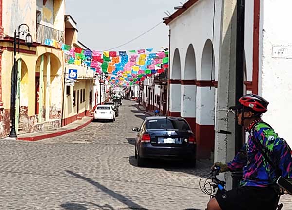 Calle principal de Zacualpan Morelos. Ciclismo MTB
