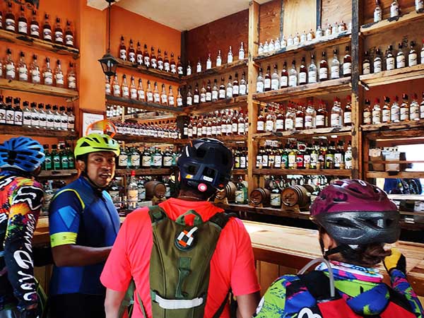 Interior de la tienda de Aguardiente de Caña de Don Alfredo, Zacualpan Morelos. Ciclistas del Grupo FItFat Bikers 