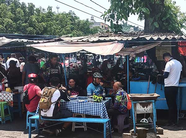 Ciclismo MTB Grupo FitFat Bikers de Jona en puesto de comida en Atotonilco Estado de Morelos.