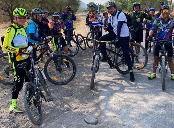 Ciclistas MTB grupo FitFat Bikers  ruta Atotonilco-Jonacatepec, Estado de Morelos. Foto Erasmo