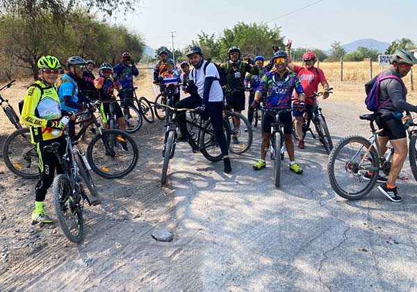  Grupo FitFat Bikers enfrente de las instalaciones del paracaidismo Sky Dive de Cuautla, ruta MTB a Atotoniclo Estado de Morelos 