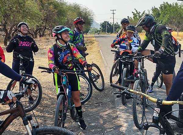  Grupo ciclista MTB FitFat Bikers cerca de la pista de Sky Drive de Cuautla, Estado de Morelos