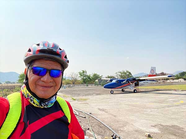 Ciclista del Grupo FitFat Bikers y avioneta de paracaidismo de Cuautla, Estado de Morelos. Foto Erasmo