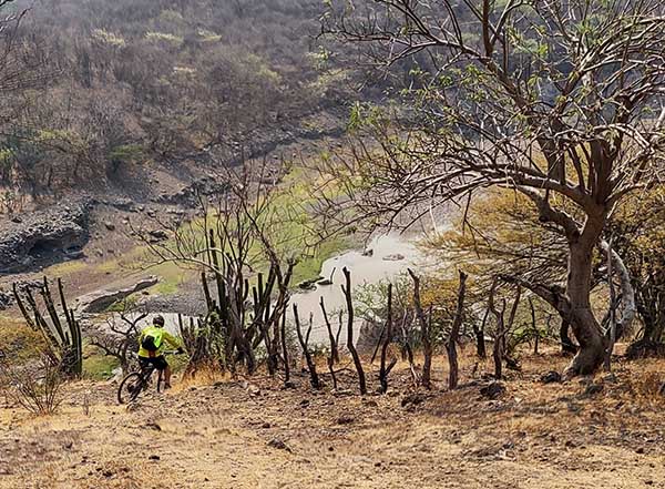 Ciclista MTB en descenso por barranca rumbo a la Laguna Coyehucan-Atlántida, Estado de Morelos. Grupo FitFat Bikers