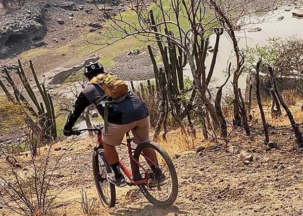 Ciclismo de montaña Ciclista MTB en descenso por barranca rumbo a la Laguna Coyehucan-Atlántida, Estado de Morelos. Grupo FitFat Bikers