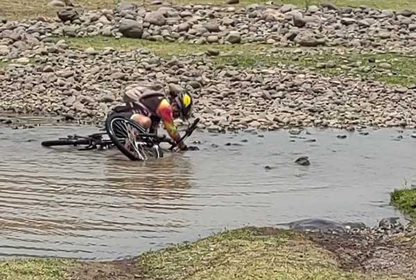 Caída de ciclista MTB en cruce de arroyo. Ruta Laguna Coyehuacan-Atlántida, Estado de Morelos. FitFat Bikers