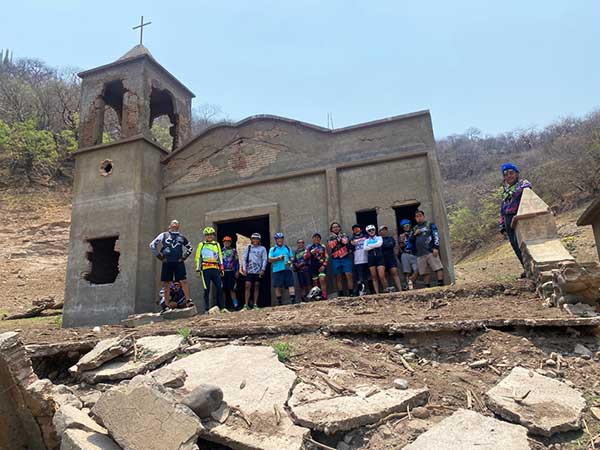 Iglesia que se inunda por la Laguna Coyehuacan-Atlántida, Estado de Morelos. Ciclismo de montaña grupo FitFat Bikers