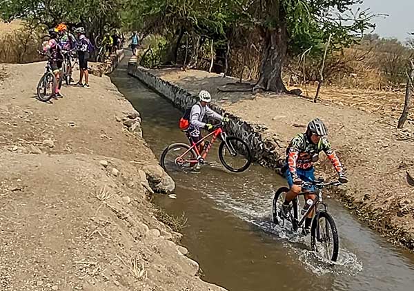 Ciclistas MTB en canales de riego de Tenango Estado de Morelos. Grupo FitFat Bikers