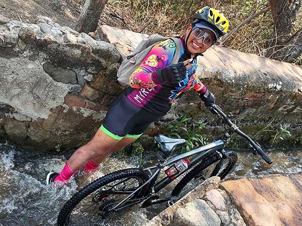 Ciclismo de motaña rodando por puente y acueducto de agua de riego tramo Tenango-Jonacatepec Estado de Morelos. Grupo FitFat Bikers