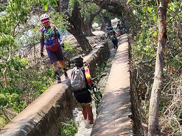 Acueducto sobre puente, ciclismo de montaña, Grupo FitFat Bikers . Tramo Tenango-Jonacatepec Estado de Morelos