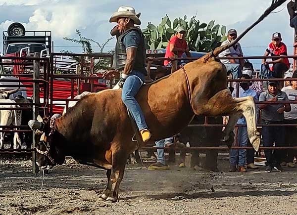  Jinete 1 montando al toro. Jaripeo en El Paradero Amayuca Estado de Morelos 