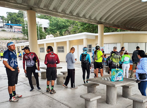 Registro y recepción del Kit del 4o. Reto MTB Morelos Tranx Bike. Unidad Deportiva Tehuixtla. Equipo participante FitFat Bikers Jonacatepec