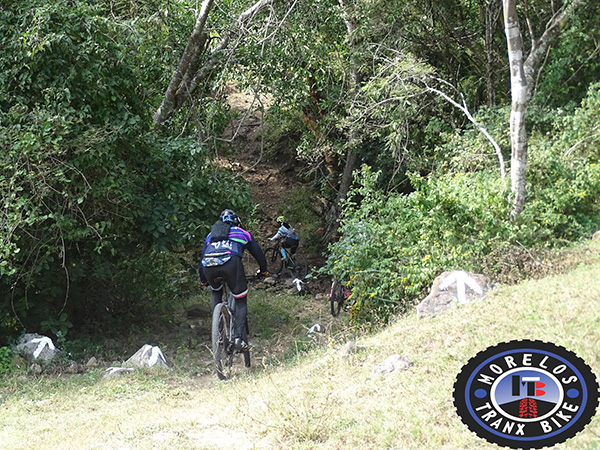 Ciclismo MTB señalamiento ruta del 4to. Reto. Foto Morelos Tranx Bike