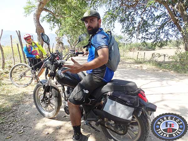 Motocicleta de apoyo a los ciclistas MTB del 4to. Reto Tehuixtla, foto Morelos Tranx Bike