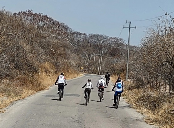Ciclistas en ascenso de montaña, ruta Huchila-Los Saucesl-El Limón, Tepalcingo Morelos 