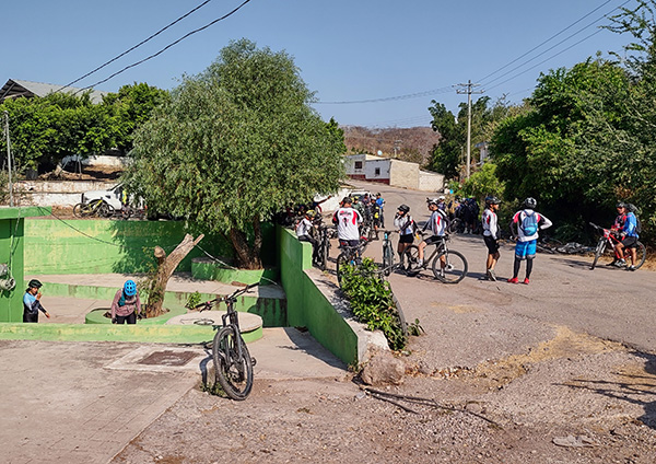 Ciclista MTB en los Sauces rumbo a El Limón, Tepalcingo Morelos