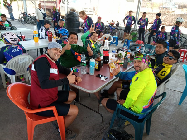 Ciclistas MTB en la comida en la comunidad de El Limón. Tepalcingo Morelos