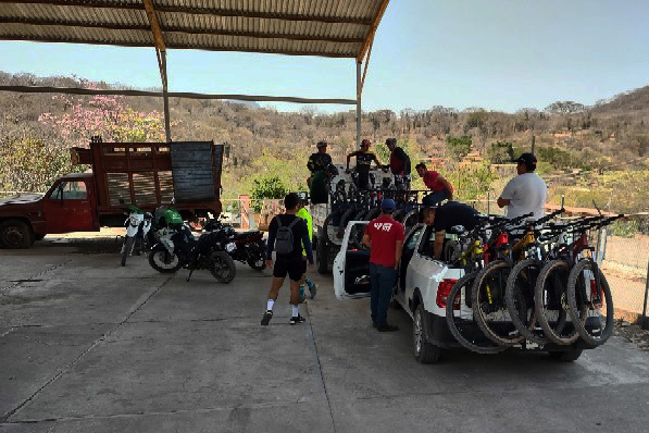 Regreso en barredora de ciclistas MTB El Limón-Huichila, Tepalcingo Morelos