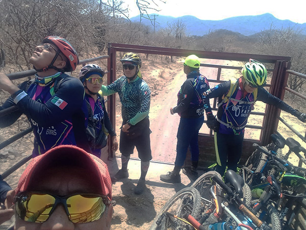 Ciclistas MTB en barredorra, regreso El Limón-Huitchila, Teplacingo Morelos (2)