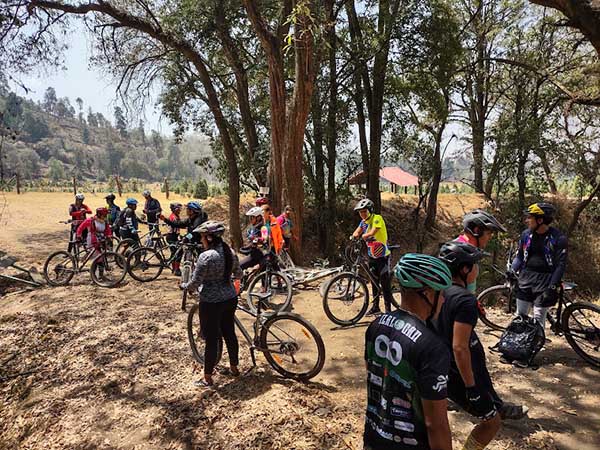 Ciclistas MTB y DownHill del Estado de Morelos en Bosque Esmeralda de Amecameca EdoMex. FitFat Bikers