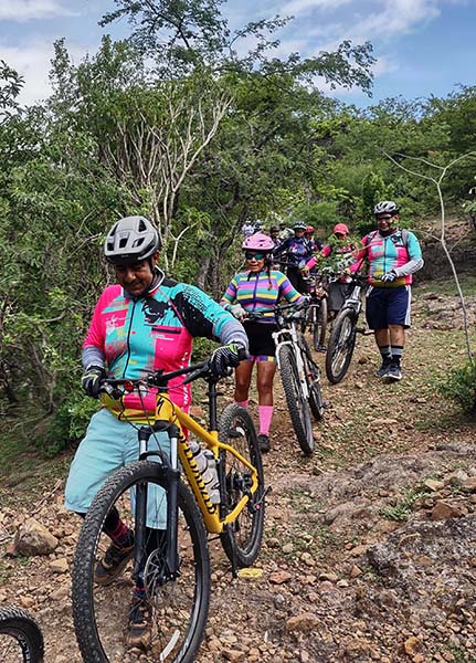 Descenso caminando de ciclistas MTB, ruta ladera cerro El Chumil. 3ra edición Los Rueda Solos. Jantetelco Estado de Morelos