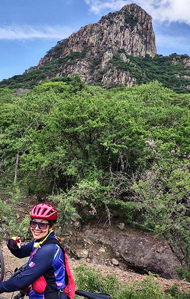 (1) Ciclista MTB del grupo FitFat Jonacatepec en el circuito del Cerro el Chumil, cara posterior. Ruta 3ra edición de Rueda Solos. Jantetelco Estado de Morelos