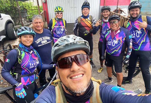 Grupo FitFat Bikers en Jonacatepec Morelos, antes de la ruta MTB, con Los Rueda Solos 3er. Aniversario 