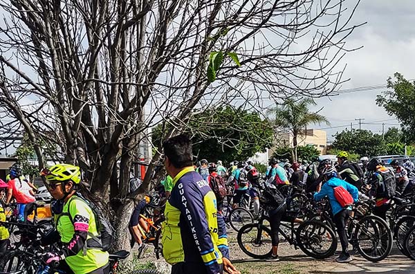 Inicia rodada MTB 3er. aniversario Los Rueda Solos en Jonacatepec Morelos. Participaron cerca de 200 ciclistas