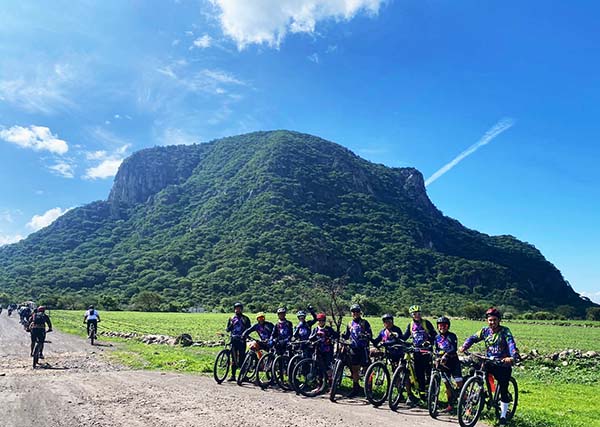 Grupo FitFat Bikers cerca del Cerro Cabeza de Mono o Cerro el Chumil. Ruta Los Rueda Solos, 3er. aniversario. Jantetelco Morelos